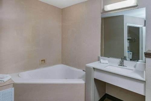 Super 8 by Wyndham Moss Point image 10