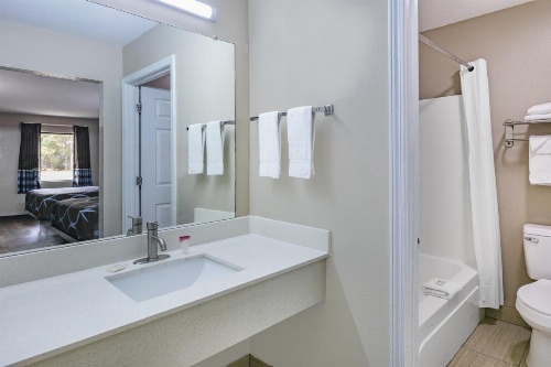 Super 8 by Wyndham Moss Point image 16