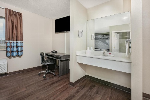 Super 8 by Wyndham Moss Point image 26