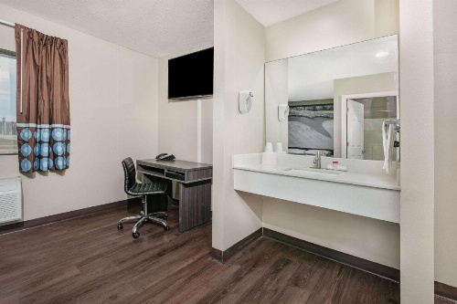 Super 8 by Wyndham Moss Point image 47