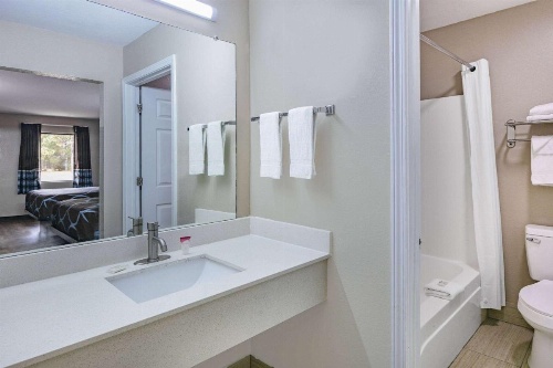 Super 8 by Wyndham Moss Point image 48